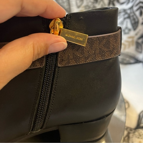 New Michael Kors Harland Chelsea Bootie Black 6.5M Leather MK Ankle Logo SideZip - Picture 7 of 16